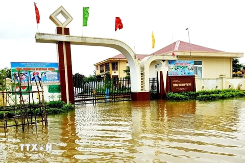 Sân trường Mầm non Sơn Thủy, huyện Lệ Thủy, Quảng Bình tràn ngập nước lũ. (Nguồn: TTXVN)