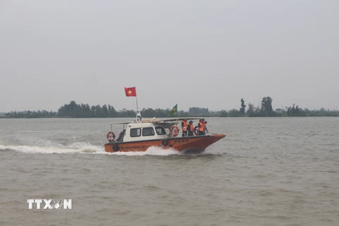 Lực lượng đồn biên phòng Sầm Sơn (Thanh Hóa) tuyên truyền, thông báo cho các phương tiện tàu thuyền đang hoạt động trên biển khẩn trương vào nơi tránh, trú bão an toàn. (Ảnh: Khiếu Tư/TTXVN)