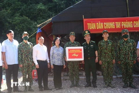 Trưởng ban Dân vận Trung ương Trương Thị Mai đến thăm, tặng quà cán bộ, chiến sỹ tổ chốt Mốc 746, Đồn Biên phòng Cửa khẩu Trà Lĩnh, huyện Trùng Khánh, tỉnh Cao Bằng, ngày 26/8/2020. (Ảnh: Chu Hiệu/TTXVN)