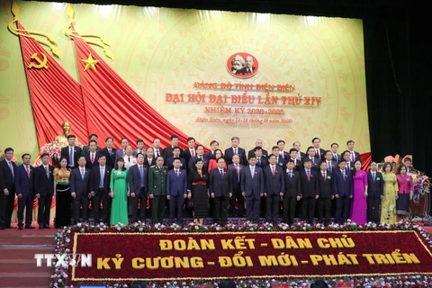 Ban Chấp hành Đảng bộ tỉnh Điện Biên khóa XIV, nhiệm kỳ 2020-2025 ra mắt tại Đại hội. (Ảnh: Xuân Tiến/TTXVN)