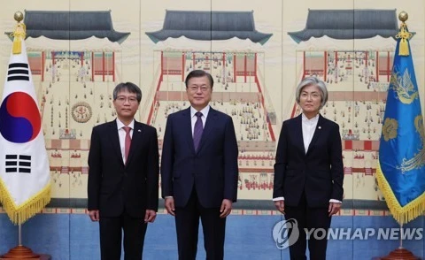 Đại sứ Việt Nam tại Hàn Quốc Nguyễn Vũ Tùng (bên trái) chụp ảnh kỷ niệm với Tổng thống Hàn Quốc Moon Jae-in (giữa)