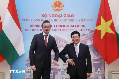 Bộ trưởng Bộ Ngoại giao Phạm Bình Minh với Bộ trưởng Ngoại giao và Kinh tế đối ngoại Hungary Szijjártó Péter. (Ảnh: Lâm Khánh/TTXVN)