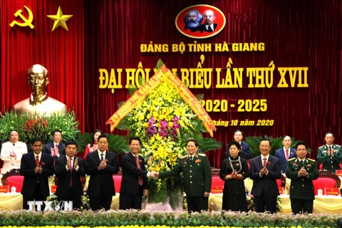Bộ trưởng Bộ Quốc phòng Ngô Xuân Lịch tặng hoa chúc mừng Đại hội đại biểu Đảng bộ tỉnh Hà Giang lần thứ XVII.( Ảnh: Minh Tâm/TTXVN)