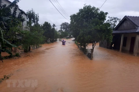 Mưa lớn gây ngập lụt tại thị trấn Cam Lộ, huyện Cam Lộ, tỉnh Quảng Trị. (Ảnh: Hồ Cầu/TTXVN)