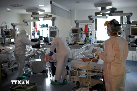 Nhân viên y tế điều trị cho bệnh nhân COVID-19 tại bệnh viện ở Paris, Pháp, ngày 14/10/2020. (Nguồn: AFP/TTXVN)