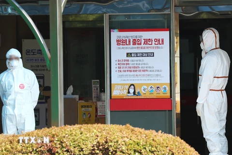 Nhân viên kiểm dịch làm việc tại một bệnh viện ở Gwangju, phía nam thủ đô Seoul, Hàn Quốc, ngày 17/10/2020. (Ảnh: Yonhap/TTXVN)