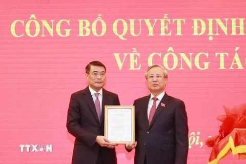 Ông Trần Quốc Vượng, Ủy viên Bộ Chính trị, Thường trực Ban Bí thư trao Quyết định của Bộ Chính trị cho ông Lê Minh Hưng. (Ảnh: Phương Hoa/TTXVN)