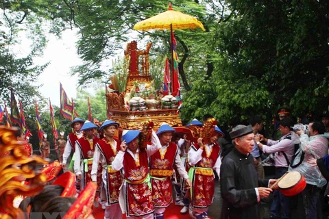 Đoàn dâng hương từ sân trung tâm lễ hội lên đền Thượng, thuộc Khu di tích lịch sử Quốc gia đặc biệt Đền Hùng, tỉnh Phú Thọ. (Ảnh: Thanh Tùng/TTXVN) 