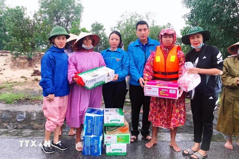 Các suất quà cứu trợ đã được trao tận tay bà con vùng lũ ở Quảng Bình. (Ảnh: Võ Dung/TTXVN)
