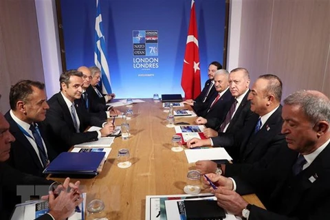 Thủ tướng Hy Lạp Kyriakos Mitsotakis (thứ 3, trái) và Tổng thống Thổ Nhĩ Kỳ Recep Tayyip Erdogan (thứ 3, phải) trong cuộc hội đàm ở Watford, London (Anh). (Ảnh: AFP/TTXVN)