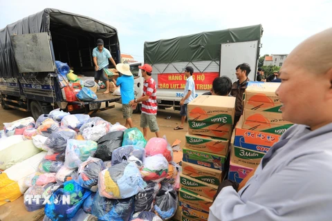Các tổ chức thiện nguyện khắp cả nước chuyển hàng cứu trợ đến cho người dân vùng lũ tại huyện Lệ Thủy, tỉnh Quảng Bình. (Ảnh: Thành Đạt/TTXVN)