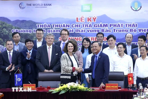 Thứ trưởng Bộ Nông nghiệp và Phát triển nông thôn Hà Công Tuấn và Giám đốc Ngân hàng Thế giới tại Việt Nam Carolyn Turk tại lễ ký kết. (Ảnh: Tuấn Đức/TTXVN)
