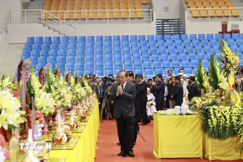 Phó Thủ tướng Thường trực Chính phủ Trương Hòa Bình dẫn đầu đoàn đại biểu vào viếng các liệt sỹ. (Ảnh: Hồ Cầu/TTXVN) 