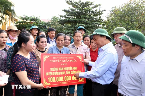 Thủ tướng Nguyễn Xuân Phúc thăm trường Mầm non Hiền Ninh, xã Hiền Ninh, huyện Quảng Ninh. (Ảnh: Thống Nhất/TTXVN)