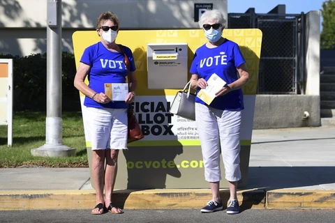 Cử tri bỏ phiếu sớm bầu Tổng thống Mỹ 2020 qua đường bưu điện tại Santa Ana, bang California, ngày 13/10/2020. (Nguồn: AFP/TTXVN)