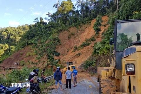 Lực lượng chức năng mở đường vào địa điểm sạt lở xã Trà Vân, huyện Nam Trà My. (Nguồn: TTXVN)