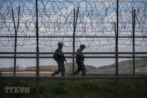 Binh sỹ Hàn Quốc tuần tra tại khu phi quân sự chia cắt hai miền Triều Tiên trên đảo Ganghwa, ngày 23/4/2020. (Ảnh: AFP/TTXVN) 