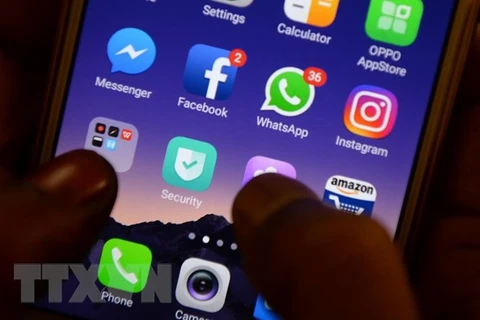 Biểu tượng Facebook, Instagram, Whatsapp trên một màn hình điện thoại. (Ảnh: AFP/TTXVN) 