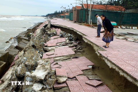 Hệ thống kè biển khu vực quảng trường Bình Minh, thị xã Cửa Lò bị hư hỏng nghiêm trọng. (Ảnh: Tá Chuyên/TTXVN)