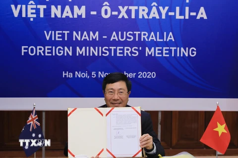 Phó Thủ tướng, Bộ trưởng Bộ Ngoại giao Phạm Bình Minh ký Chương trình hành động chung giai đoạn 2021-2023 giữa Bộ Ngoại giao hai nước. (Ảnh: Lâm Khánh/TTXVN)