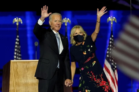 Ông Joe Biden và vợ vẫy chào những người ủng hộ tại Wilmington, bang Delaware, Mỹ, ngày 7/11/2020. (Ảnh: AFP/TTXVN)