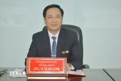Tiến sỹ Đỗ Văn Dương, Phó Hiệu trưởng Trường Chính trị tỉnh Đắk Lắk góp ý các văn kiện trình Đại hội XIII của Đảng. (Ảnh: Hoài Thu/TTXVN)