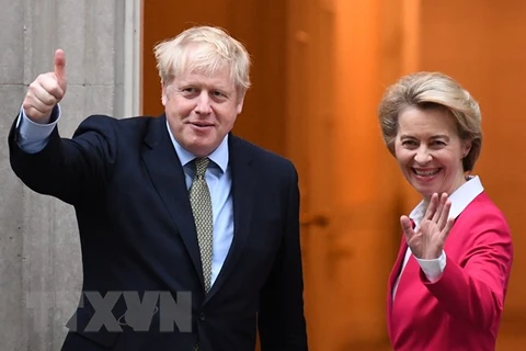 Thủ tướng Anh Boris Johnson (trái) và Chủ tịch Ủy ban châu Âu Ursula von der Leyen. (Ảnh: AFP/TTXVN)