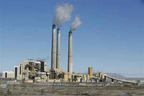 Khí thải bốc lên từ ống khói tại nhà máy điện ở Castle Dale, Utah, Mỹ. (Nguồn: AFP/TTXVN)