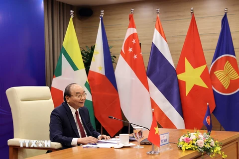 Thủ tướng Nguyễn Xuân Phúc, Chủ tịch ASEAN 2020 phát biểu tại Phiên toàn thể Hội nghị Cấp cao ASEAN lần thứ 37. (Ảnh: Thống Nhất/TTXVN)