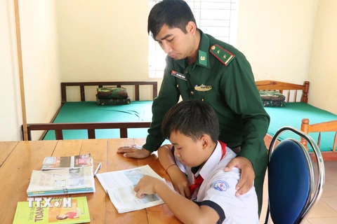 Cán bộ, chiến sỹ Đồn biên phòng cửa khẩu quốc tế Lệ Thanh nỗ lực dạy các cháu học hành. (Ảnh: Hồng Điệp/TTXVN)