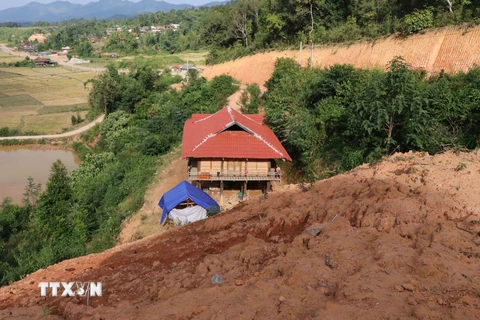 Một ngôi nhà sàn của gia đình người Thái (xã Pá Khoang) mới xây dựng ngay chân dốc, sát bên vách đất cao. (Ảnh: Xuân Tiến/TTXVN)