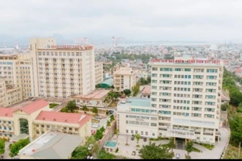 Bệnh viện Đa khoa Bãi Cháy, Thành phố Hạ Long (Quảng Ninh), nơi vừa xảy ra vụ đối tượng Sỹ chém trọng thương người thân rồi nhảy lầu tự tử. 
