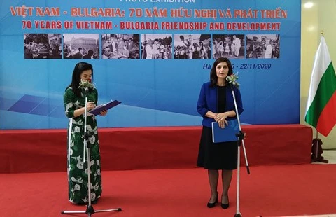 Đại sứ Marinela Petkova phát biểu tại lễ khai mạc triển lãm ảnh Việt Nam-Bulgaria: 70 năm Hữu nghị và Phát triển. (Ảnh: Minh Thu/Vietnam+)