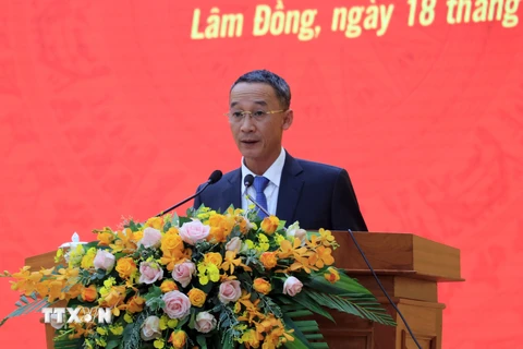 Ông Trần Văn Hiệp phát biểu nhận nhiệm vụ Chủ tịch UBND tỉnh Lâm Đồng. (Ảnh: Chu Quốc Hùng/TTXVN)