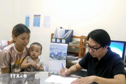 Các thành viên tham gia dự án Hỗ trợ phát triển gia đình trong lĩnh vực bảo vệ, chăm sóc và giáo dục trẻ em trên địa bàn Thành phố Hồ Chí Minh tư vấn cho các bà mẹ. (Ảnh: Thanh Vũ/TTXVN)