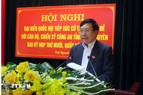 Phó Thủ tướng, Bộ trưởng Ngoại giao Phạm Bình Minh trả lời ý kiến cử tri. (Ảnh: Trần Trang/TTXVN)