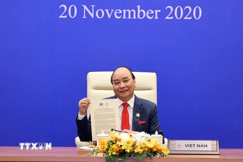 Thủ tướng Nguyễn Xuân Phúc và lãnh đạo các nền kinh tế thành viên thông qua Tầm nhìn APEC Putrajaya 2040. (Ảnh: Thống Nhất/TTXVN)