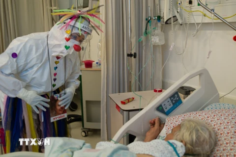 Bệnh nhân COVID-19 được điều trị tại bệnh viện ở Safed, Israel, ngày 19/11/2020. (Ảnh: THX/TTXVN)