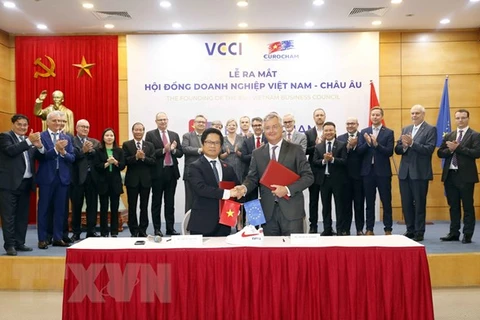 Lễ ký kết hoạt động của Hội đồng doanh nghiệp Việt Nam-châu Âu. (Ảnh: Trần Việt/TTXVN)