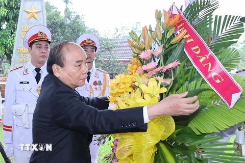 Thủ tướng Nguyễn Xuân Phúc cùng các lãnh đạo, nguyên lãnh đạo Đảng Nhà nước dâng hương tưởng niệm Chủ tịch nước Lê Đức Anh tại Nhà văn hoá Đại tướng Lê Đức Anh (làng Bàn Môn, xã Lộc An, huyện Phú Lộc, quê nhà của Đại tướng). (Ảnh: Thống Nhất/TTXVN) 