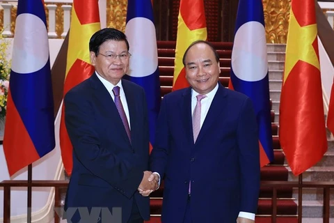 Thủ tướng Nguyễn Xuân Phúc tiếp song phương Thủ tướng Lào Thongloun Sisoulith nhân dịp sang Việt Nam dự Hội nghị Diễn đàn Kinh tế thế giới (WEF) về ASEAN 2018. (Ảnh: Thống Nhất/TTXVN)