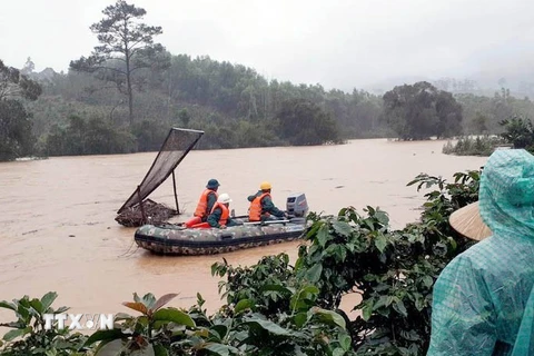 Lực lượng cứu hộ tổ chức tìm kiếm các nạn nhân mất tích. (Ảnh: TTXVN phát)