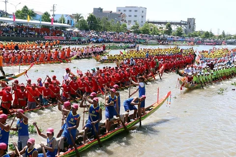 Giải đua ghe Ngo tỉnh Sóc Trăng mừng lễ hội Ok Om Bok. (Ảnh: TTXVN) 