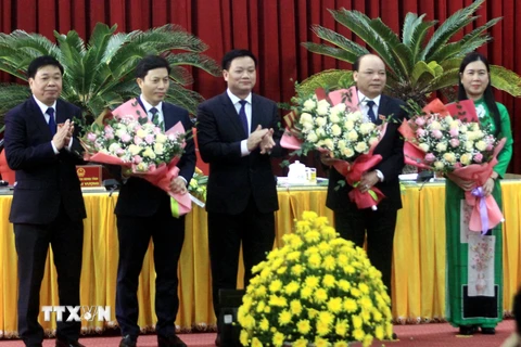 Chủ tịch UBND tỉnh Thái Bình Nguyễn Khắc Thận (giữa) tặng hoa chúc mừng các đồng chí được bầu giữ các chức danh Phó Chủ tịch HĐND và UBND tỉnh. (Ảnh: Thế Duyệt/TTXVN)