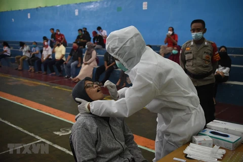 Nhân viên y tế lấy mẫu xét nghiệm COVID-19 cho người dân tại Jakarta, Indonesia ngày 23/11/2020. (Ảnh: THX/TTXVN) 