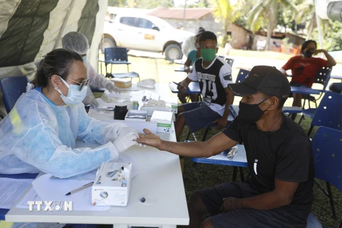 Nhân viên y tế xét nghiệm COVID-19 cho người dân tại Amazonas, Brazil, ngày 10/12/2020. (Ảnh: THX/TTXVN) 