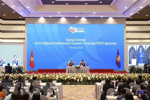 Thủ tướng Nguyễn Xuân Phúc, Chủ tịch ASEAN 2020 cùng các nhà lãnh đạo cấp cao chứng kiến Lễ ký Hiệp định Đối tác Kinh tế Toàn diện Khu vực RCEP. (Ảnh: Thống Nhất/TTXVN) 