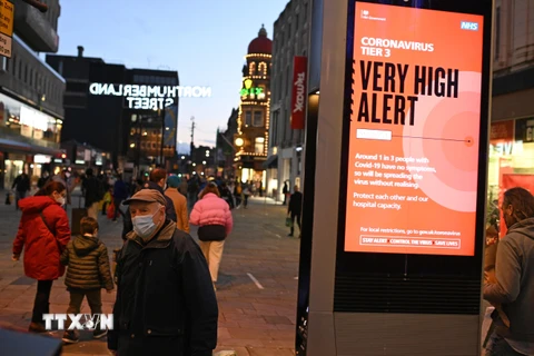 Người dân đeo khẩu trang phòng lây nhiễm COVID-19 tại Newcastle-upon-Tyne, đông bắc England ngày 19/12/2020. (Nguồn: AFP/TTXVN)