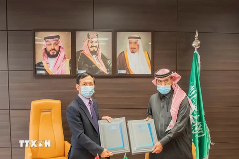 Đại sứ Việt Nam tại Saudi Arabia Vũ Viết Dũng và ông Abdullah Fahd Al Hussain, Chủ tịch Hãng thông tấn Saudi Arabia (SPA) đã chính thức ký Bản ghi nhớ về hợp tác và trao đổi thông tin giữa TTXVN và SPA. (Nguồn: TTXVN)