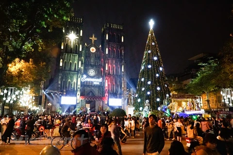 Không khí Giáng sinh tại Nhà thờ lớn Hà Nội. (Ảnh: Minh Hiếu/Vietnam+)